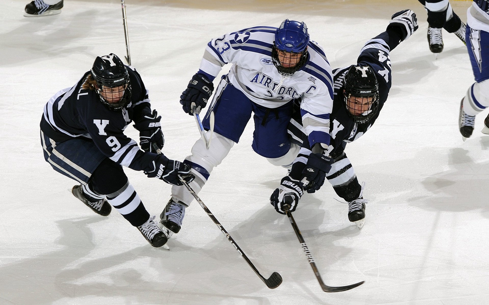 爱游戏平台-训练场设置高强度对抗环节提高球员抗压与快速应变能力，训练场设置方案